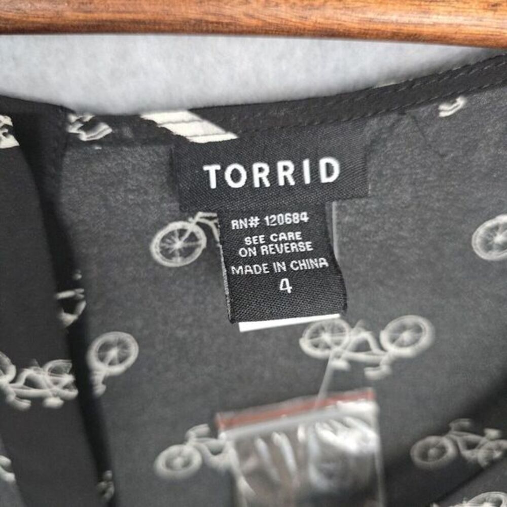 Torrid Top Blouse Womens Size 4 Black White Sheer Short Sleeve Bicycle Print NWT - Picture 3 of 13